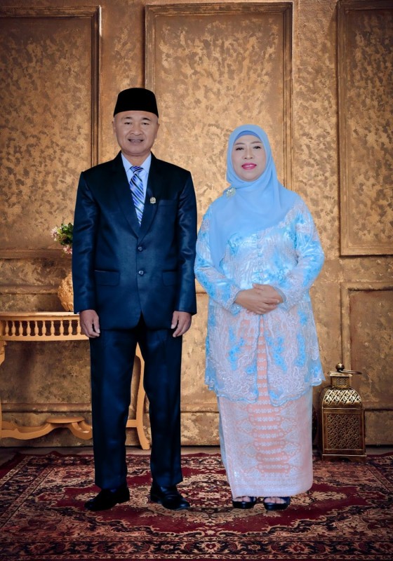 Foto H. Lalu Zaenul Hamdi S.Pd Bersama Istri